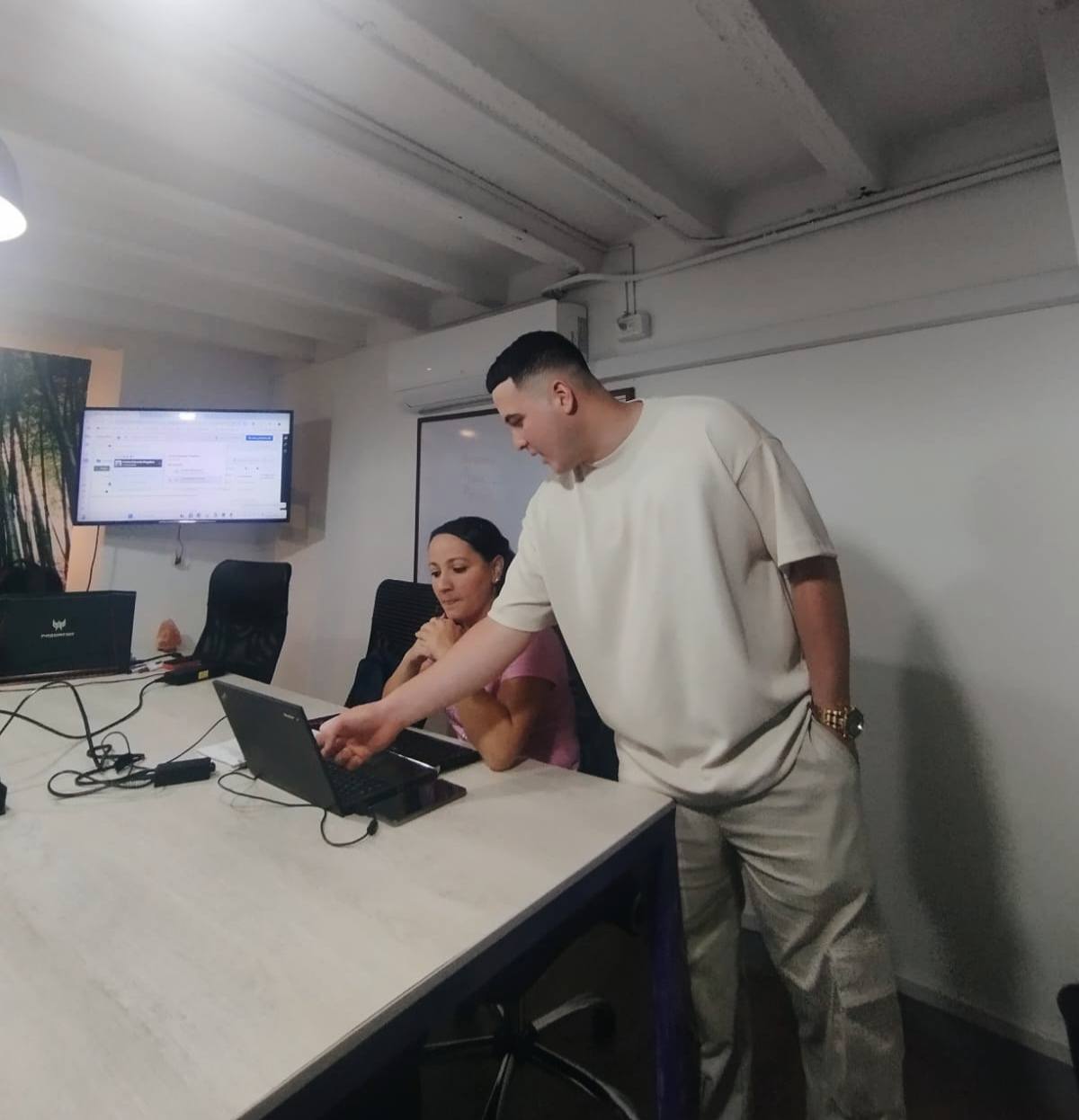 Carlos Eduardo trabajando